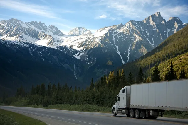 Camion de déménagement sur la route lors d'un transport international longue distance