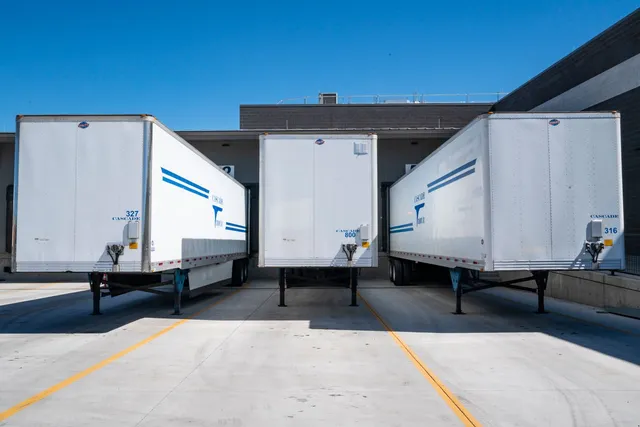 Grands camions de déménagement au quai de chargement pour un trajet longue distance