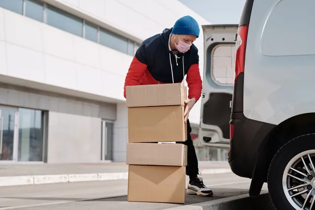 Déménageur chargeant des cartons dans une camionnette de déménagement à Bruxelles